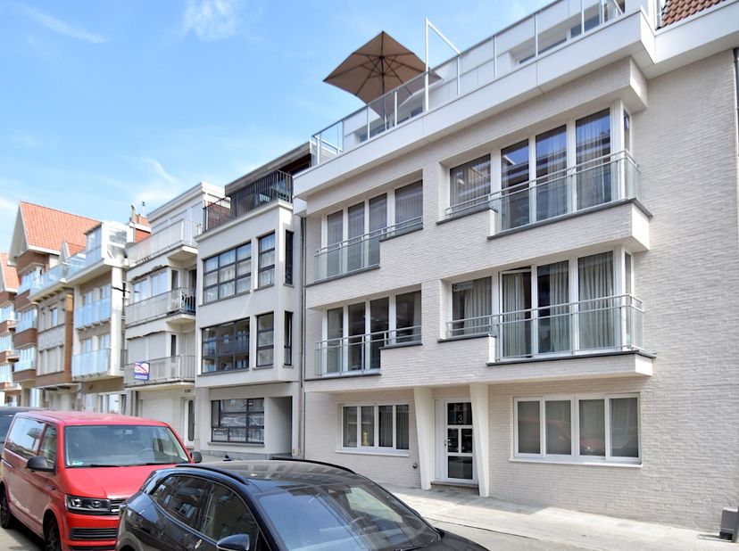 Cet appartement de plain-pied se trouve dans la résidence Goethe, située dans une rue latérale calme de la digue. La façade de la résidence a été réce