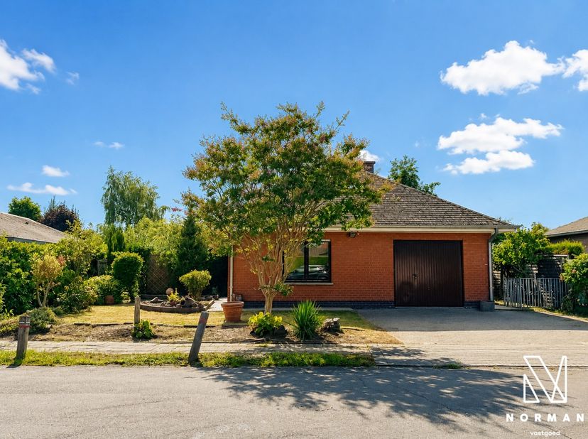 Welkom in deze ruime, alleenstaande bungalowwoning uitgerust met drie slaapkamers,  een volledig omringde tuin, garage en oprit in een rustige en kind