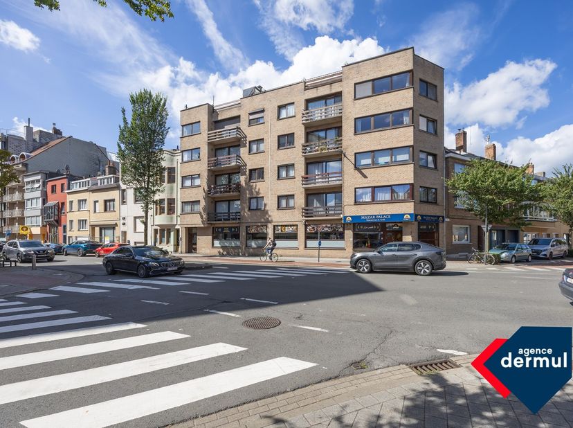 Découvrez ce box de garage pratique situé dans la résidence Arco, au sous-sol, avec accès par la rue de la Liberté. Grâce à son emplacement central, à