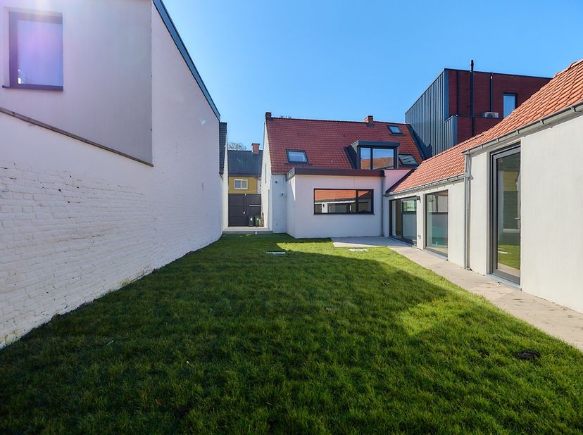 Deze halfopen bebouwing is gelegen nabij het centrum van Sint-Denijs-Westrem en werd recent volledig gerenoveerd. De woning wordt instapklaar en gesch