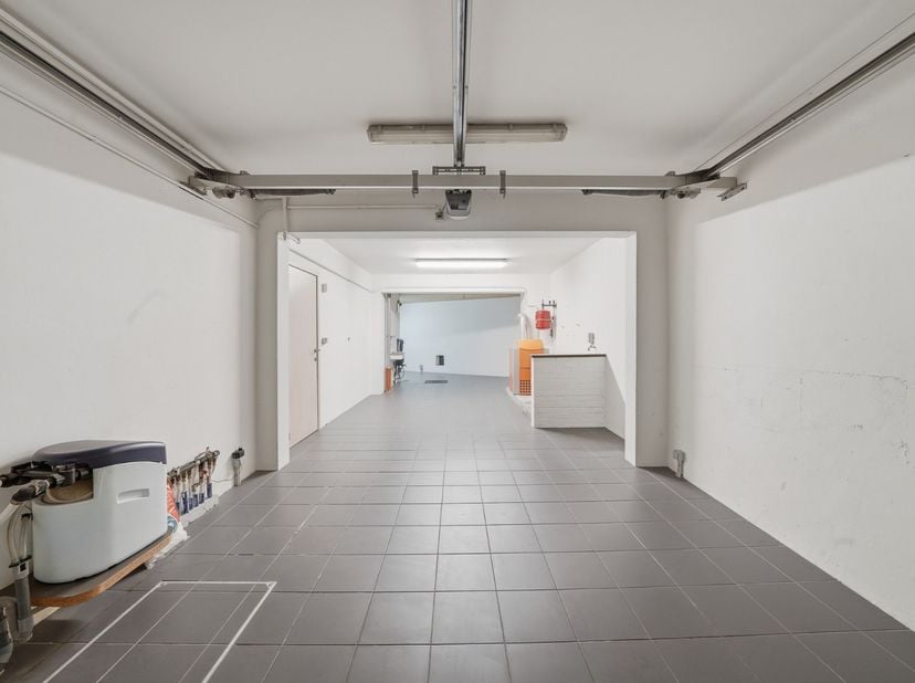 Deze verzorgde bel-étagewoning, gebouwd in 1962, is gelegen in Oostende en biedt een bewoonbare oppervlakte van 232 m². Dankzij de praktische indeling