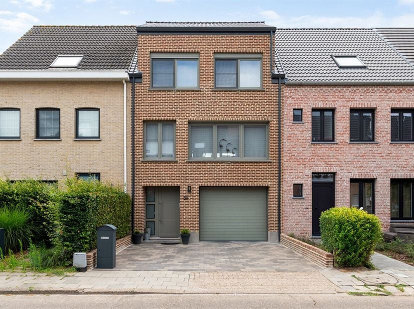 Instapklare bel-etage met 3 slaapkamers op 218 m²<br />
Ligging:<br />
Rustig gelegen nabij winkels, scholen, openbaar vervoer en met een vlotte verbi