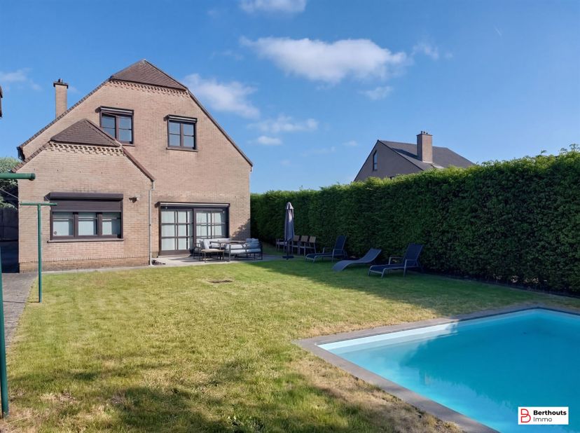 Cette maison e à Machelen offre 4 chambres, une cuisine entièrement équipée avec des appareils électroménagers modernes, et un salon lumineux et ouver
