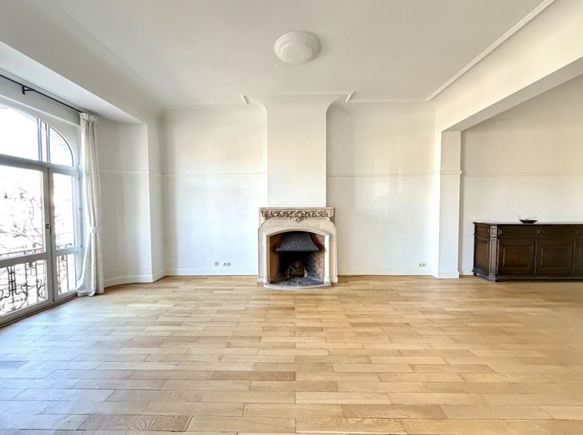 Pand voorgesteld door Debora Peruch<br />
Tel: +32 476 71 28 17  debora.peruch@victoire.be<br />
Victoire Junot stelt u dit prachtige appartement in H