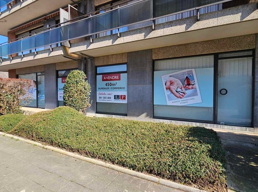 JAMBES, à deux pas des Institutions Wallonnes et de la Passerelle vers le centre de Namur, le Parlement et le parking du Grognon, superbe espace de BU