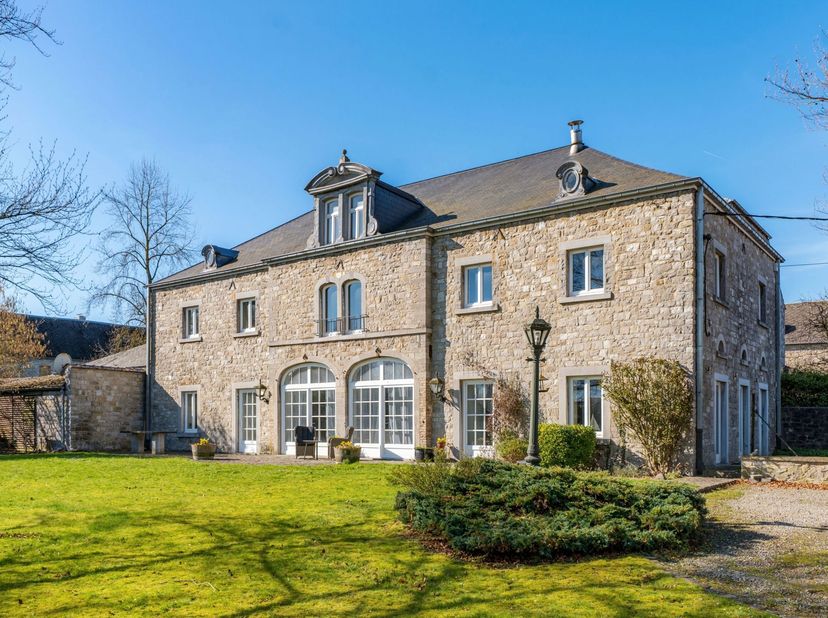 NANINNE, prachtig karakteristiek HUIS (3 slaapkamers + 2 badkamers + bureau) gebouwd op een terrein van 13,56 are. Dit prachtige huis ligt in een rust