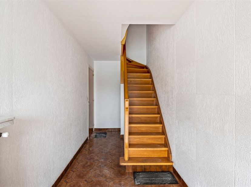 Ligging: Dit charmant appartement is rustig gelegen in een residentiële wijk te Merksem. Verschillende scholen, winkels, horeca, sportvoorzieningen en
