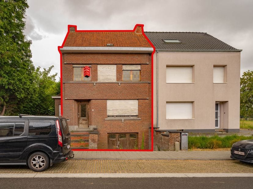 WONING MET POTENTIEEL -<br />
Op zoek naar een renovatieproject dat u volledig naar eigen smaak kan inrichten ? <br />
Deze halfopen woning biedt tal