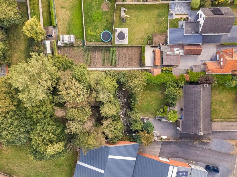 Deze op te frissen woning met 3 SLPKS (mogelijkheid 4/5), 2 garages, grote tuin en volledig onderkelderd biedt veel mogelijkheden.<br />
<br />
ONTDEK