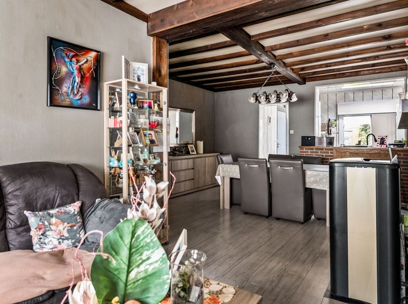 In het hart van Merksem te Grasbloemstraat bevindt zich deze sfeervolle woning. Scholen, winkels, gezellige horecazaken en het openbaar vervoer bevind