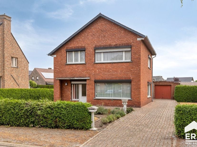 Rustig gelegen woning met 3 slaapkamers nabij winkels, scholen, openbaar vervoer en sport- en recreatiefaciliteiten. Bovendien zijn de invalswegen ric