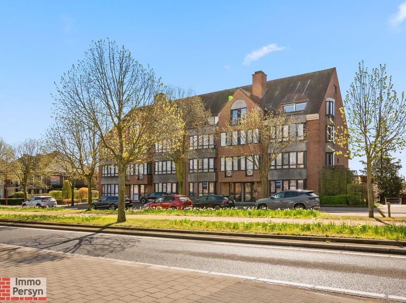 Zoekt u een instapklaar en lichtrijk appartement in Diest? Dit appartement aan de Commissaris Neyskenslaan werd tussen 2020 en 2024 mooi gerenoveerd e