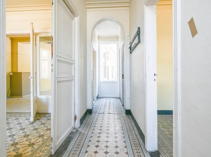 Deze authentieke burgerwoning uit de 19de eeuw, rustig gelegen in Deerlijk, biedt een unieke combinatie van karakter, ruimte en potentieel. Met een be