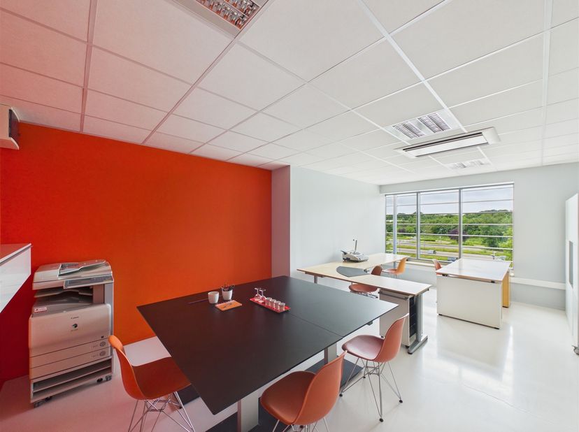 À louer  Bureau de 30 m² au centre Espace Wapi, Tournai ! Vous cherchez un espace de travail moderne, confortable et idéalement situé ? Ne cherchez pl