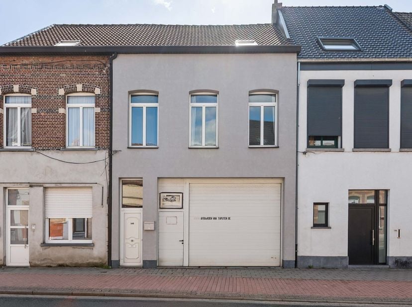 Op zoek naar een eigendom met tal van mogelijkheden? Dan is deze woning op een centrale locatie met een vlotte verbinding naar omliggende gemeenten en