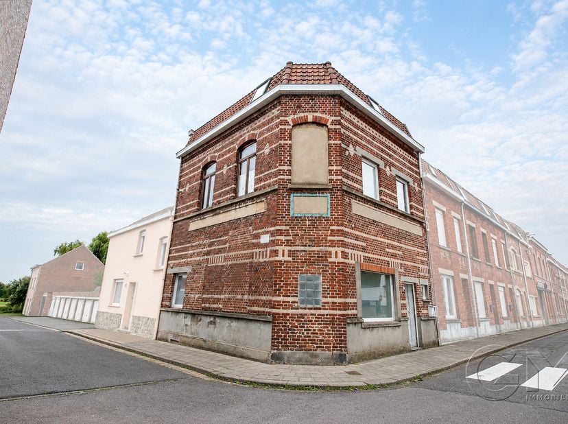 Idéal investisseur !!! Habitation à rafraichir, 5 chambres, électricité conforme jusqu'en 2045, châssis PVC double vitrage, chauffage central au gaz