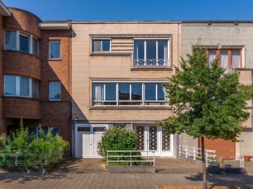 Unieke Architectenwoning (240m²) met 3/4 slaapkamers, aangelegde tuin en inpandige garage, gelegen in de tentoonstellingswijk! <br />
Ligging:Op toplo