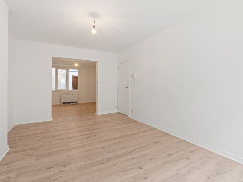 Duplex spacieux et lumineux avec 2 chambres et espace bureau, situé Witte Nonnestraat 53 bus 2V-3V à Ostende.Cet agréable appartement bénéficie dun em