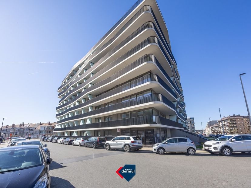 Laissez-vous séduire par ce moderne,&amp;nbsp;partiellement meublé, appartement d’une chambre, situé au premier étage, à seulement 200 mètres de la mer. L