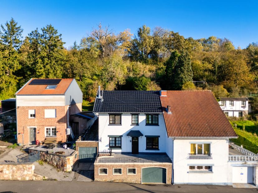 Charmante maison 3 façades en bon état d'entretien à Glons (+/- 144m² d'après PEB) 3 chambres avec grand garage, jardin et vergers située à proximité
