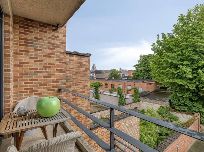 Gelegen in het centrum van Roeselare vinden we dit lichtrijke en instapklare appartement op de eerste verdieping van een verzorgde residentie. Met een