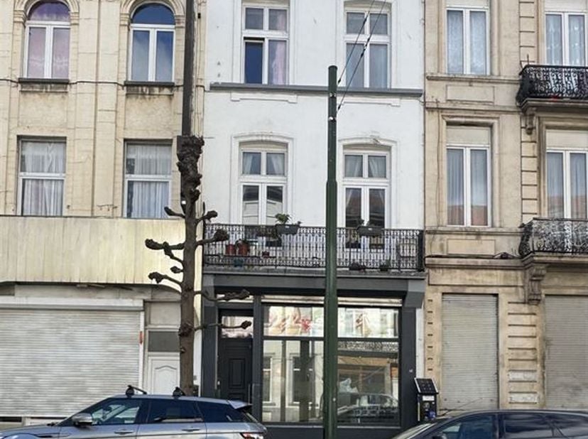 Wijk Bara, dicht bij alle voorzieningen - Mooie bedrijfswoning van +/- 290m² met achteraan een atelier van +/- 50m². Het gebouw bestaat momenteel op d