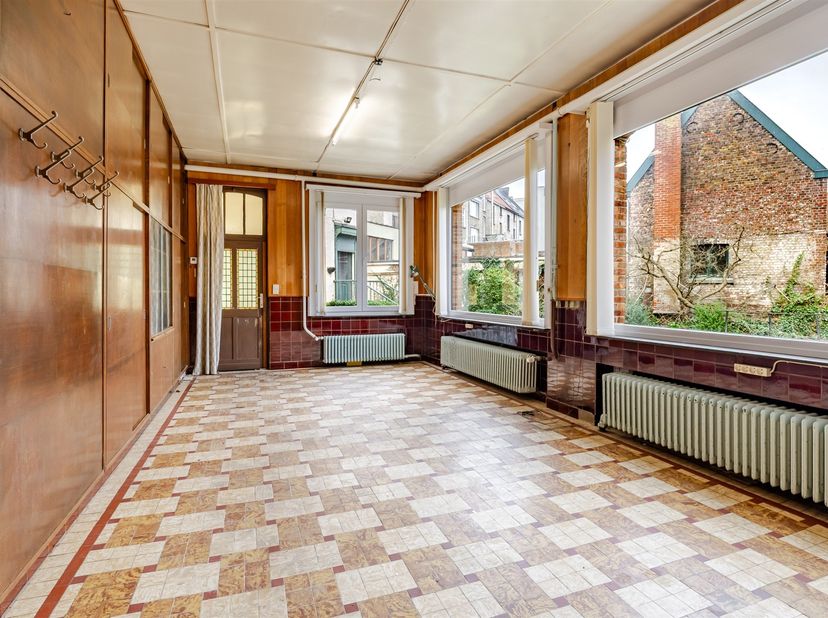 Deze charmante kantoorruimte bevindt zich op een toplocatie centrum Gent.<br />
Op het gelijkvloers beschikt dit eigendom over kantoorruimte van 65,6