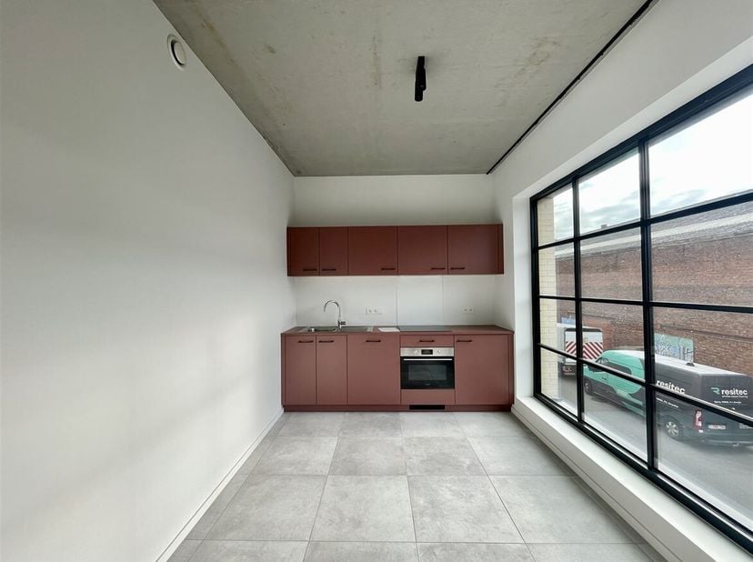 COMFORTABELE STUDIO MET TERRAS IN EEN NIEUWE WOONBUURT <br />
Ligging: Deze recent opgeleverde studio ligt in Residentie John Martin (Tulpstraat/Klamp