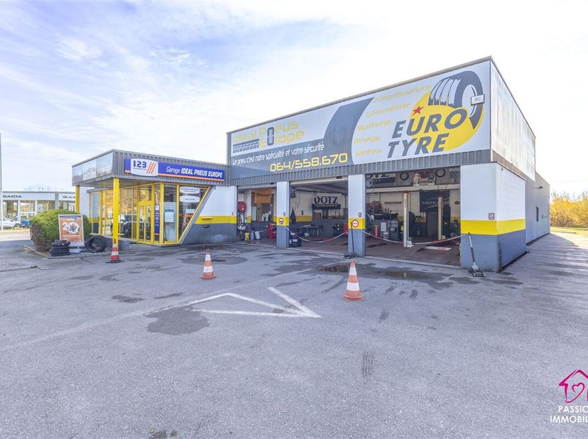 Superbe opportunité d'investissement ! Ce bâtiment commercial, érigé au centre d'un terrain de +/- 51 ares, idéalement situé dans un zoning à Manage,