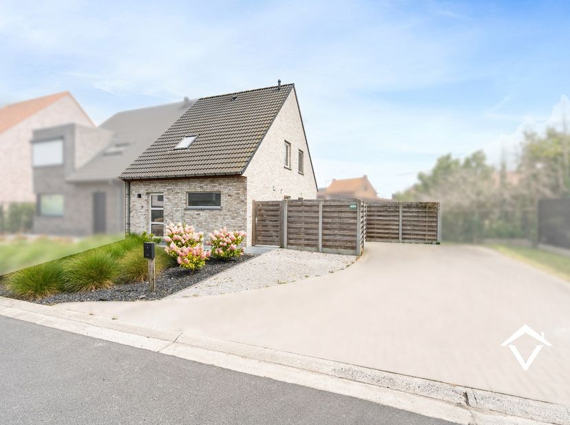 Deze instapklare halfopen woning, gebouwd in 2019, bevindt zich in een rustige en kindvriendelijke woonwijk in De Mokker, Koekelare. Dankzij de liggin