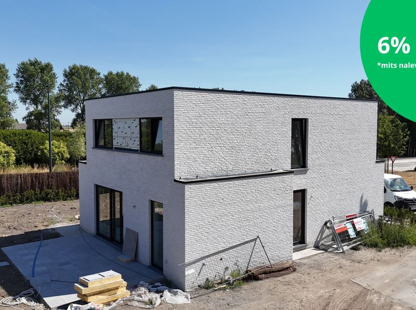 Deze nieuwbouwwoning is gelegen te Zande en bestaat uit: <br />
<br />
Gelijkvloers: inkomhal - gastentoilet - lichtrijke living met open ingerichte k
