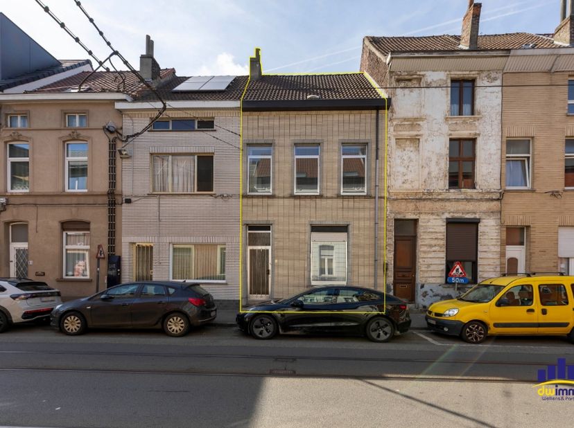 Op zoek naar een te renoveren woning met tuin op een uitstekende locatie?<br />
Deze interessante rijwoning is gelegen in het&amp;nbsp;hartje van Ledeberg