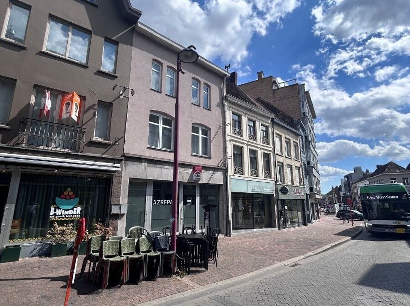 Menen - Ruime woning met handelspand te koop in het hartje van Menen IndelingVia de inkomhal kom je binnen op het gelijkvloers, waar zich een polyvale