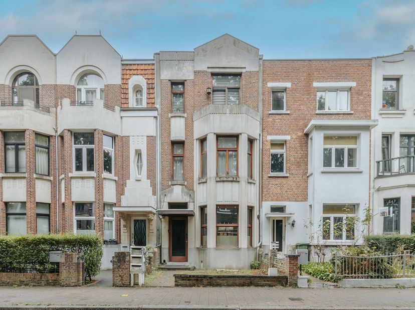 Gelegen in een rustige en residentiële wijk van Deurne, combineert de Venneborglaan een aangename woonomgeving met een uitstekende bereikbaarheid. Win
