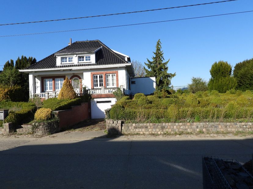 Op een rustige ligging in het landelijke Geetbets bevindt zich deze karaktervolle open bebouwing. De woning valt meteen op door haar authentieke uitst