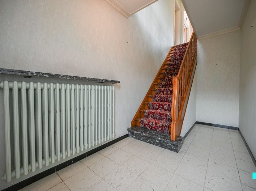 Ontdek deze ééngezinswoning met drie ruime slaapkamers en garage, gelegen op een oost gericht perceel van 407 m² en beschikkende over een bewoonbare o