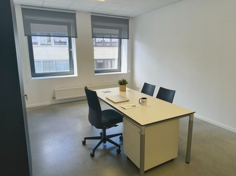 Ben je op zoek naar een inspirerende kantoorruimte als (startende) ondernemer? Dan is Ondernemerscentrum Kortrijk dé plek voor jou! In dit bruisende c