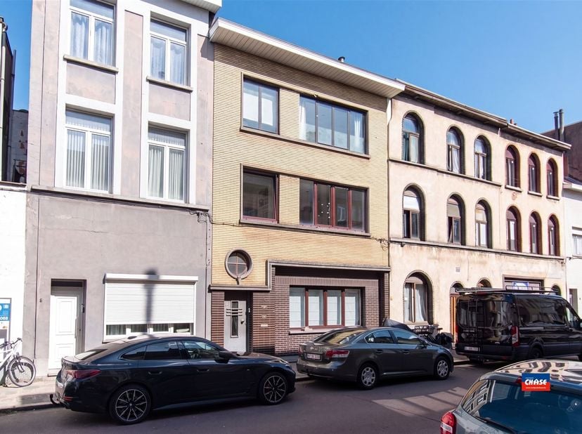 ANTWERPEN | GELIJKVLOERSAPPARTEMENT MET DRIE RUIME SLAAPKAMERS EN TERRAS | EPC C |<br />
Indeling als volgt: inkomhal - woonkamer/leefruimte - geslot