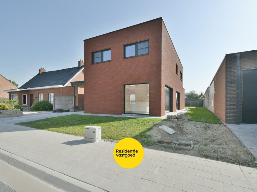 Welkom in de Grote Noordstraat 32 te Hooglede, een moderne nieuwbouwwoning die comfort, energiezuinigheid en hedendaagse technieken perfect combineert