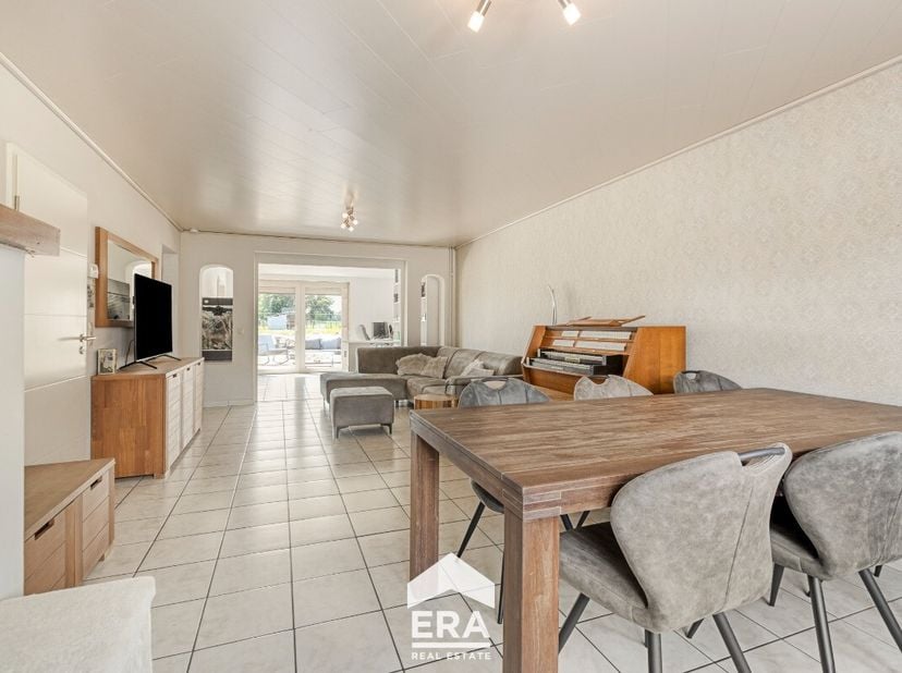 Deze verrassend ruime halfopen woning ligt in een rustige en residentiële woonwijk in Maaseik, op korte afstand van het centrum. Achteraan geniet je v
