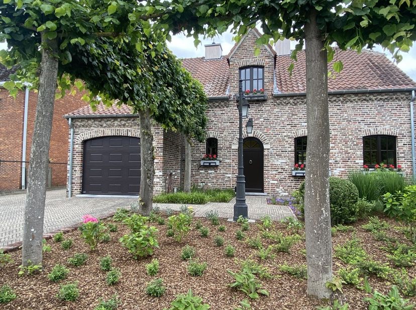 Deze knappe gezinswoning telt 3 slaapkamers en een mooie gezellige tuin. Tevens beschikt de woning over een ruime kelder, voorzien van een volledig in