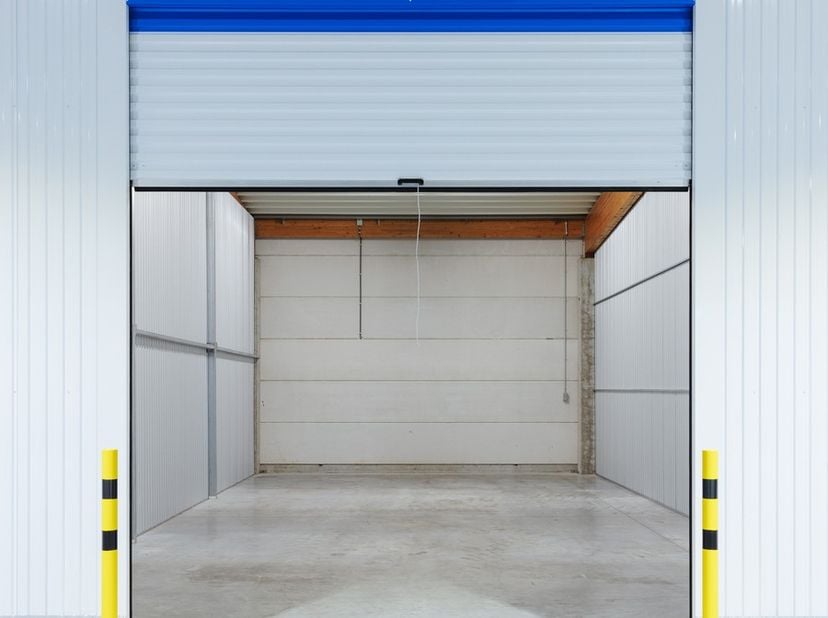Benaderende OPPERVLAKTEN:<br />
Opslagruimte: 67m² (6m x 11,25m).<br />
<br />
BESTEMMINGSMOGELIJKHEDEN:<br />
Opslag, géén productie.<br />
<br />
BE