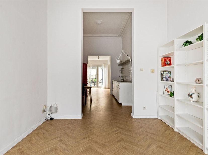 Dit charmante gelijkvloers appartement bevindt zich in de Arendstraat te 2018 Antwerpen, in de gegeerde wijk Zurenborg. De ligging is uiterst centraal