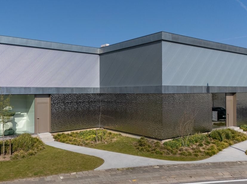 Volledig ingerichte unit van 288 m² die werd omgevormd tot showroom met kantoren, ideaal gelegen vlak bij de Kanaalweg (N391) en de E17 richting Gent.