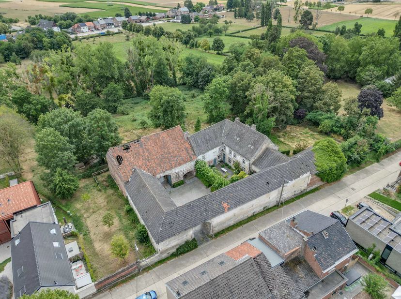 Deze prachtige vierkantshoeve aan de De La Brassinnestraat in Riemst biedt een unieke combinatie van karakter, ruimte en mogelijkheden. De eigendom we