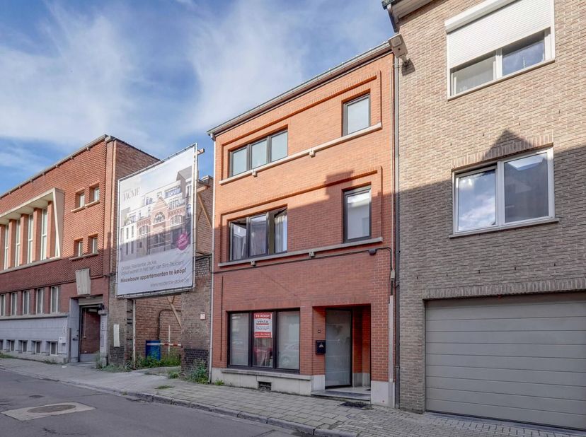 Deze degelijke gezinswoning is gelegen in de Rijschoolstraat, op een gunstige locatie nabij het centrum van Sint-Truiden. Dankzij de centrale ligging