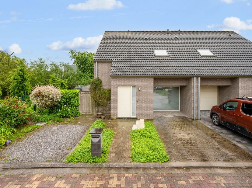 Rust, privacy en comfort. Dit zijn slechts 3 van de vele troeven die deze woning met zijn uitstekende ligging te bieden heeft.<br />
De woning bevindt