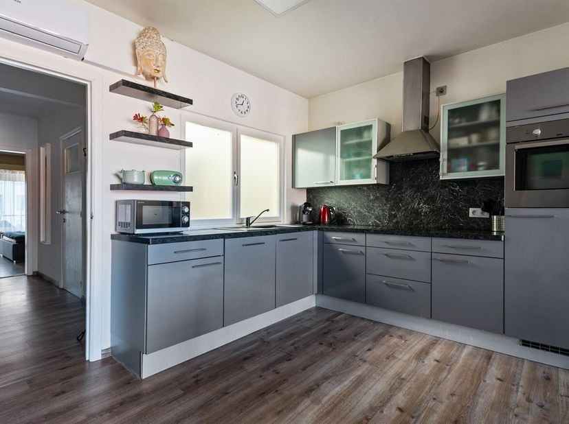 Lichtrijk appartement met 2 slaapkamers en terras<br />
Omschrijving<br />
Via de inkom komt u terecht in de lichtrijke leefruimte, waar grote raampar