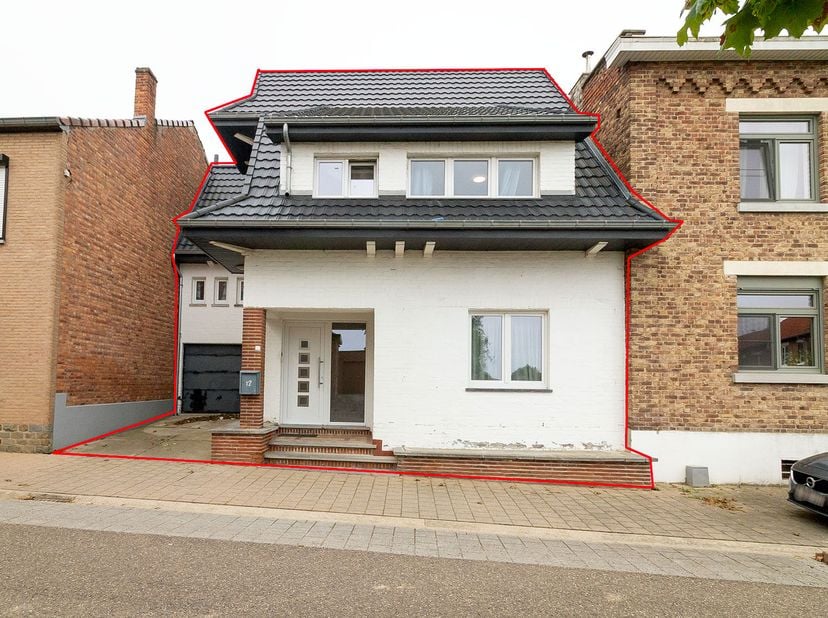 RUIME GESLOTEN BEBOUWING - <br />
<br />
Te koop – Ruime gesloten bebouwing in Bovelingen (Heers). <br />
<br />
Op zoek naar een ruime gezinswoning m