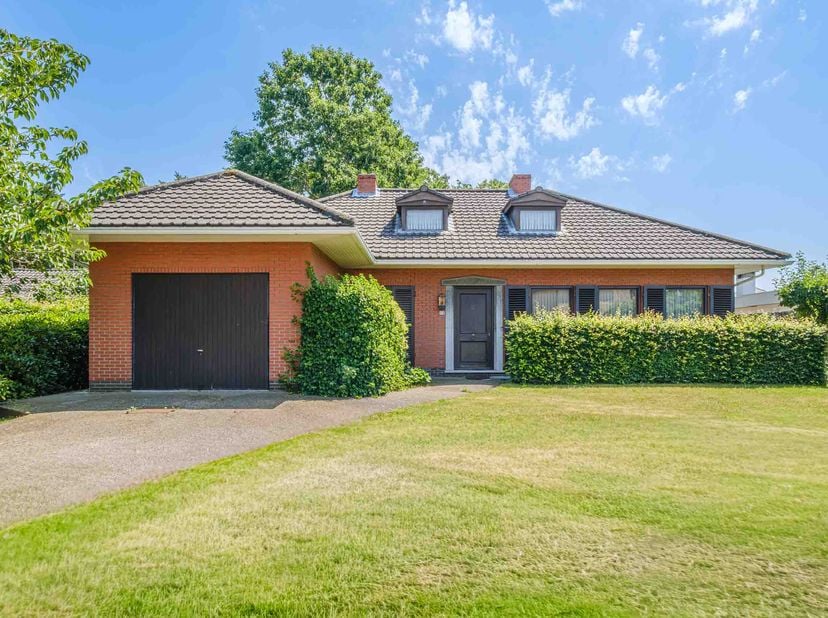 RUSTIG GELEGEN WONING - <br />
<br />
Notaris Wouter Nouwkens te Malle zal openbaar verlopen met 1% instelpremie:<br />
Een rustig en mooi gelegen won